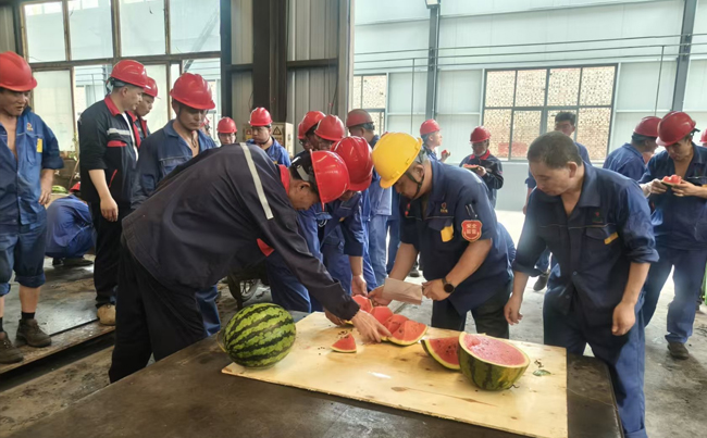 “一口甜，一身涼！新東電降溫福利：西瓜和冰塊已就位”